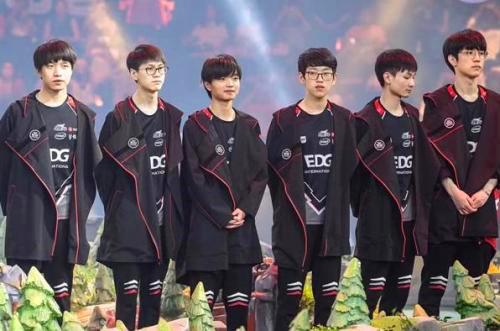 世预赛国足4-1大胜新加坡 武磊染黄独造3球.